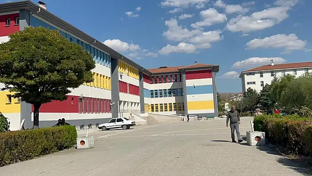 Okul müdürü okulun bahçesinde darbedildi