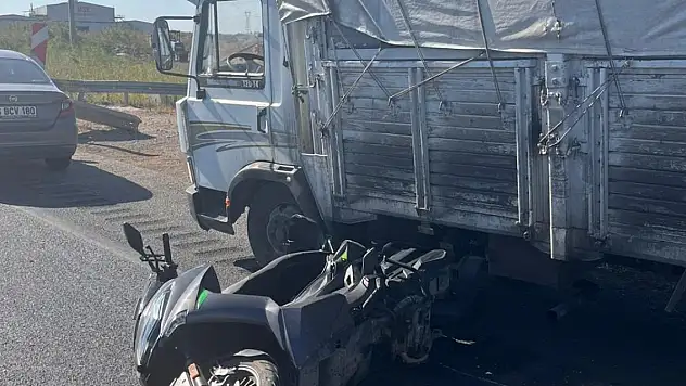 Kırmızı ışıkta bekleyen motosiklete kamyon çarptı: Baba öldü, oğlu  yaralı