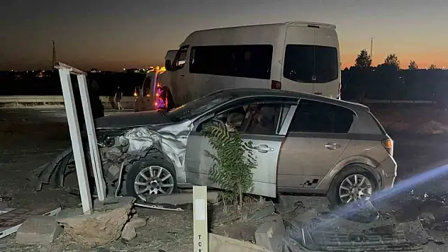 Minibüs ile otomobil çarpıştı: 12 yaralı