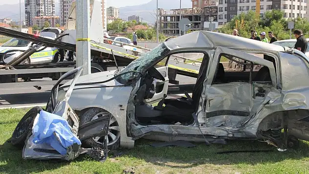 İki otomobilin çarpıştığı kazada 3 kişi öldü, 3 kişi yaralandı