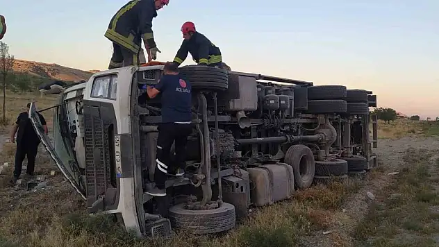 Konya'da kamyon devrildi: 2 yaralı