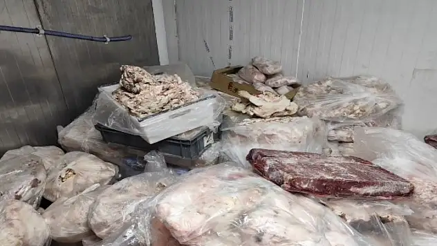 İnsan sağlığını tehlikeye sokacak 11 bin 250 kilo kaçak et ve tavuk ürünü ele geçirildi