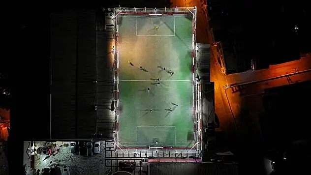 5 katlı binanın çatısında halı saha keyfi