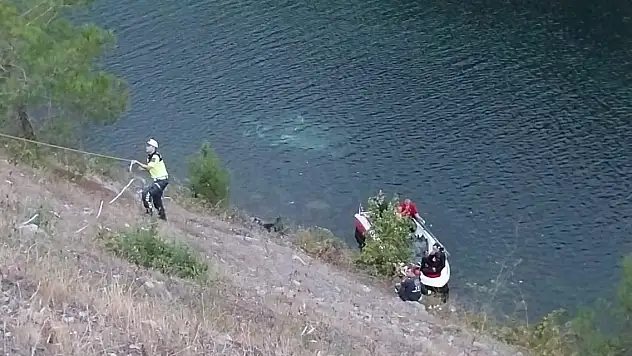 Kızılırmak'a uçan otomobildeki anne- oğul öldü, baba kurtarıldı