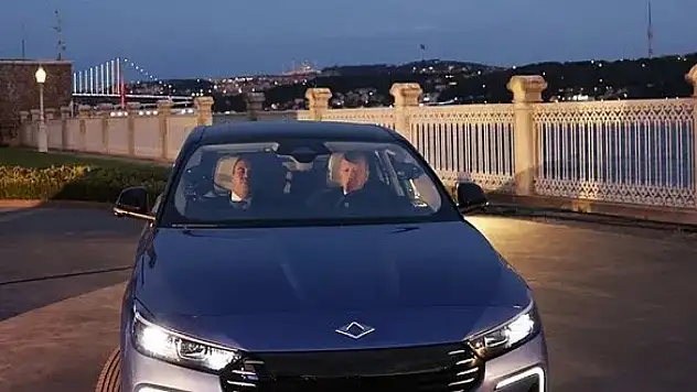 Togg T10F'in ilk teslimatı Başkan'a! Erdoğan direksiyona geçti