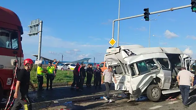TIR, trafik ışıklarında bekleyen minibüse çarptı: 15 yaralı