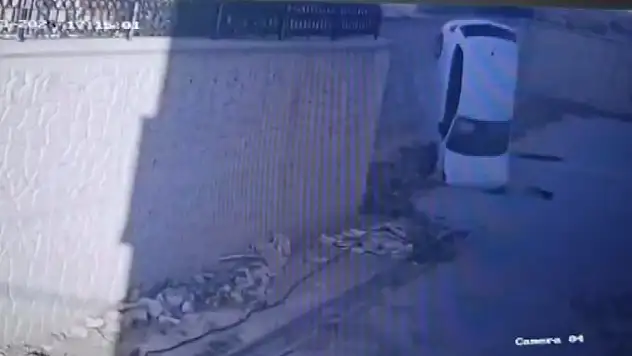 Otomobil, metrelerce yükseklikten yere çakıldı