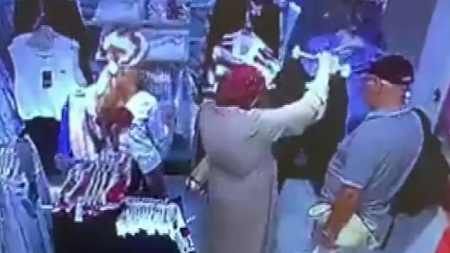 Turistin çantasındaki paraları böyle çaldı