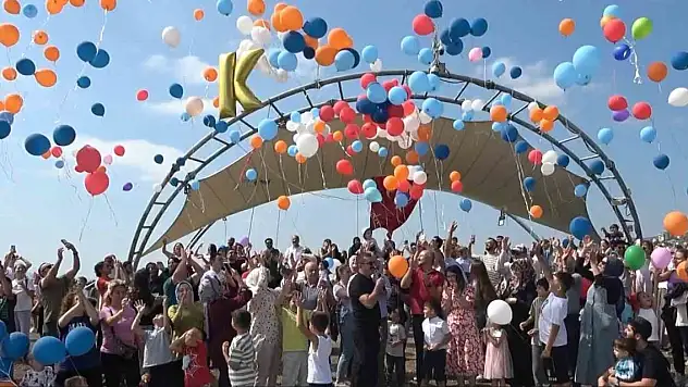 Gökyüzüne yüzlerce balonu onun için bıraktılar