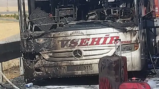 Seyir halindeki yolcu otobüsü yandı