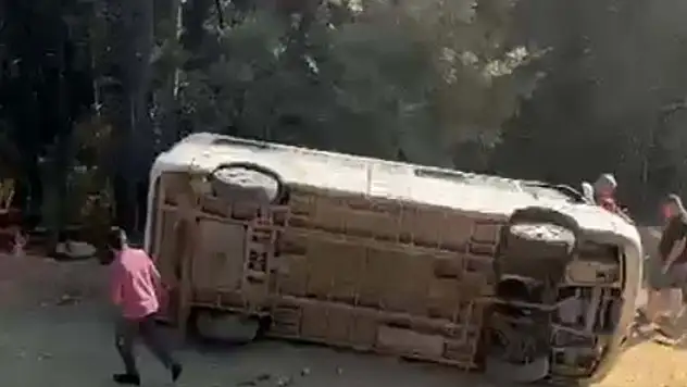 Balıkesir'de tur minibüsü şarampole devrildi: 13 yaralı