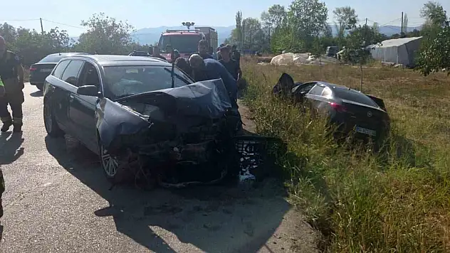 Otomobiller kafa kafaya çarpıştı: 4 yaralı