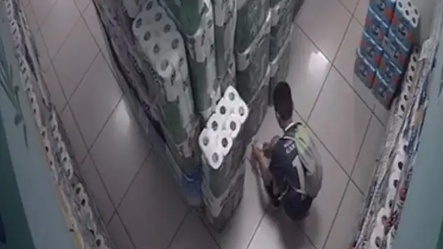 10 yaşındaki çocuk müşteri gibi girdiği marketi kundakladı