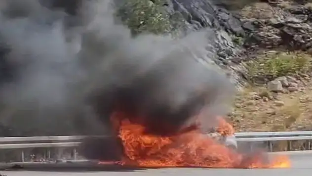 Konya'da çekici üzerindeki otomobil alev alev yandı