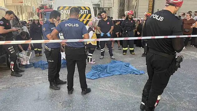 Servis minibüsü anne-oğula çarptı: 1 yaşındaki çocuk öldü