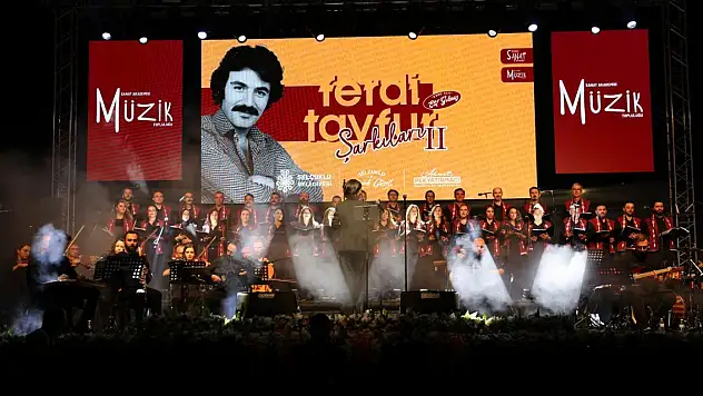 Konya'daki açık hava konseri müzikseverlere unutulmaz gece yaşattı