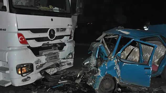 Tır ile otomobil kafa kafaya çarpıştı: 3 ölü