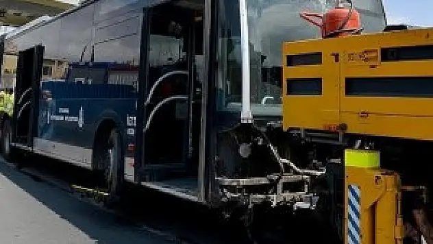 Bakırköy'de metrobüs ile cip çarpıştı: 1'i ağır 5 yaralı