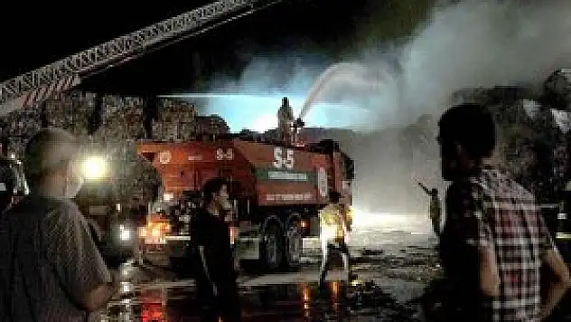 Kahramanmaraş'ta kağıt fabrikasında yangın