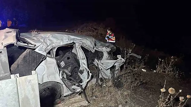 Ters şeride giren otomobil tankerle çarpışıp şarampole yuvarlandı: 1 ölü, 1'i ağır 2 yaralı