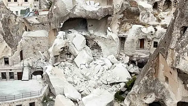 Kapadokya'da peribacası yıkıldı