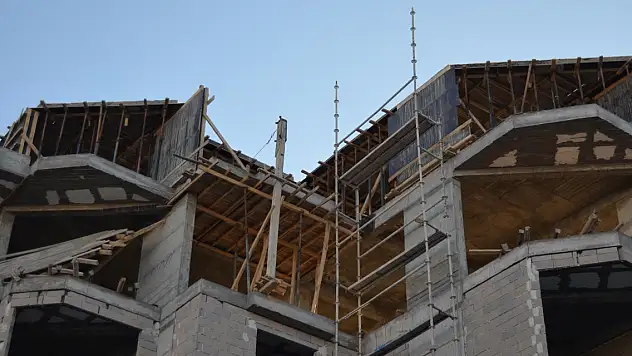 Kalıp ustası, inşaatın 4'üncü katından düşüp öldü