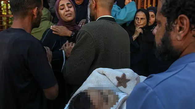 Katil İsrail 7 aylık bebeği annesinin kucağında öldürdü