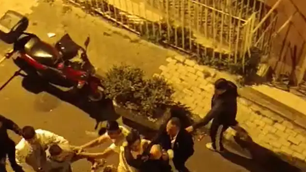 Kavgayı ayırmak isteyen kadınlar arada kaldı