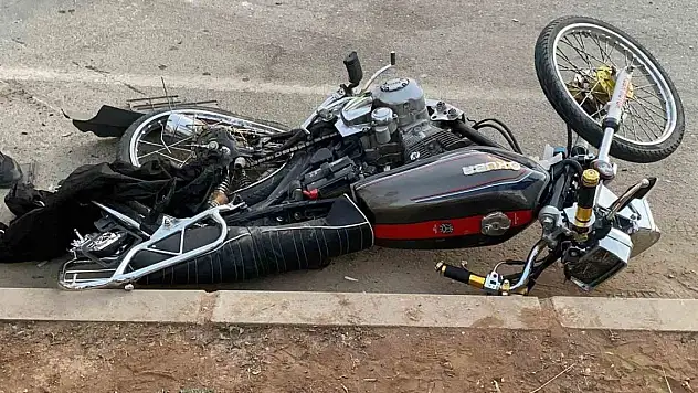 Tır motosiklete çarptı: 1 ölü, 1 yaralı