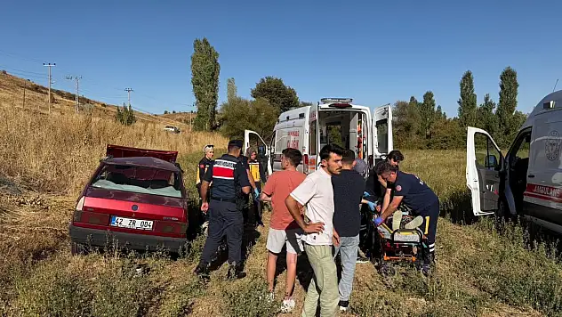 Konya'da yoldan çıkarak boş araziye giren otomobildeki çift yaralandı