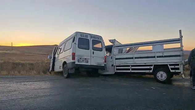 Minibüs kamyonetle çarpıştı: 4 kişi yaralandı
