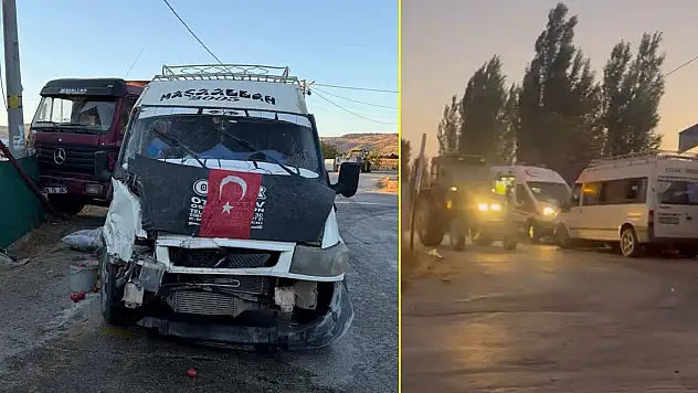 Tarım işçilerini taşıyan minibüsle kamyon çarpıştı, onlarca yaralı var