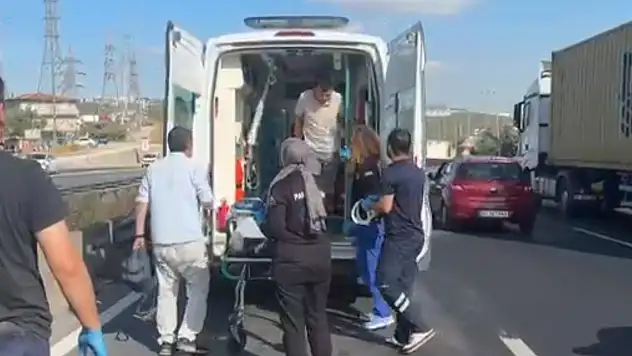 Çekiciyle çarptığı otomobili devirip, kaçtı 3 yaralı