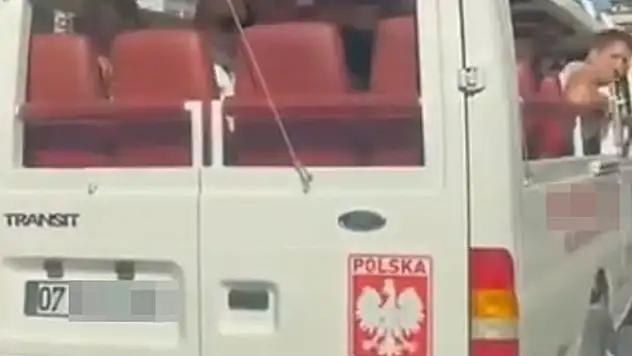 Tartıştığı sürücünün önünü kesip aracının camını yumrukladı