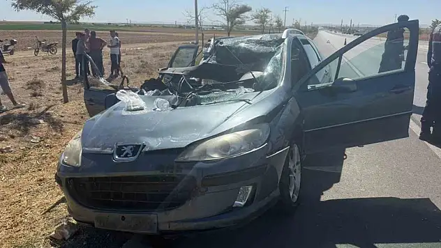 Aksaray-Konya karayolunda tıra arkadan çarpan otomobil hurdaya döndü