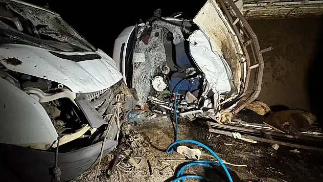 İki tırın çarpıştığı feci kazada 2 kişi öldü, 1 kişi yaralandı