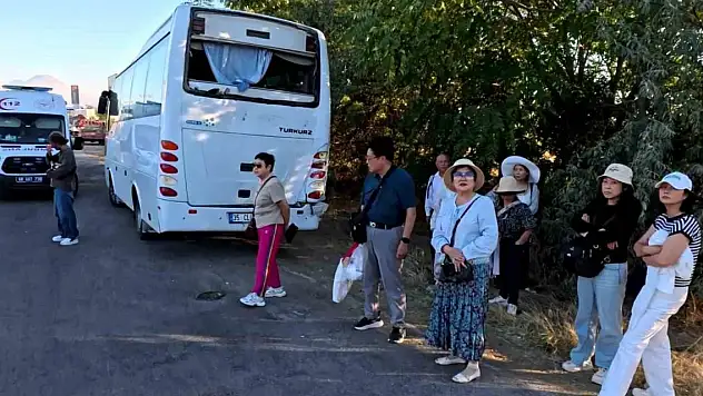 Konya'daki geziden dönen turistleri taşıyan midibüse tır çarptı: 5 turist yaralı