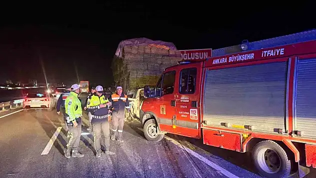 Ankara''da hafif ticari araç kamyonun altına girdi: 2 ölü, 1 yaralı
