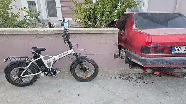 Otomobil elektrikli bisiklete çarptı: 3 çocuk yaralı