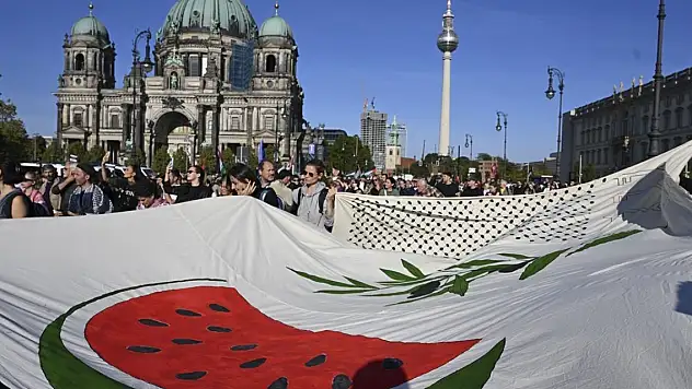 Berlin'de düzenlenen Filistin'e destek yürüyüşüne 100 bini aşkın kişi katıldı