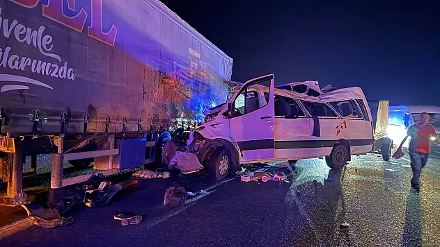 Minibüs TIR'a çarptı 3 ölü, 16 yaralı