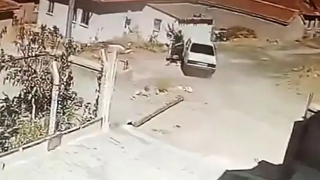 Seyir halindeki araçta yılan paniği! Araçtan atladı