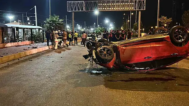 Otomobil, kaldırımdaki yayalara çarptı: 3 ölü, 3 yaralı