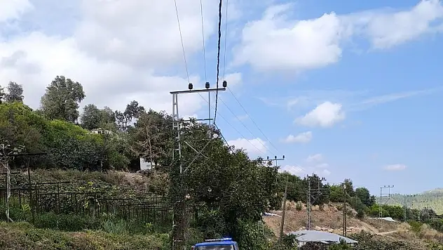Elektrik çarptı, hastaneye götürülürken trafik kazasında öldü