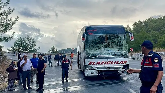 Yolcu otobüsü ile hafif ticari araç çarpıştı: 1 ölü, 1 yaralı