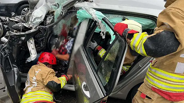 Tır, kamyonet ve 3 otomobilin karıştığı zincirleme kaza: 1 ölü, 2 yaralı