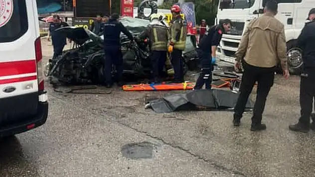 Otomobil, park halindeki tankere çarptı: 3 ölü, 2 yaralı