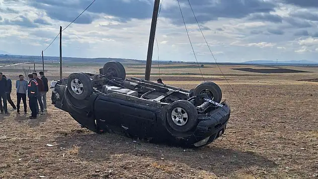 Tarlaya devrilen kamyonetin sürücüsü hayatını kaybetti