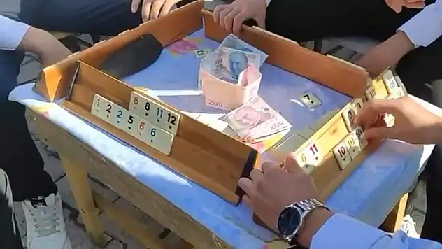 Düğün konvoyu önüne okey masası kurdular