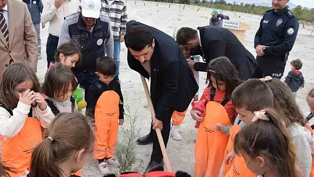 Konya Karapınar'da minikler yeşil çevre için fidan dikti